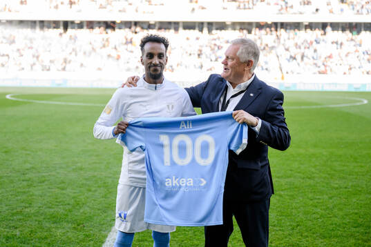 Malmö FFs ordförande Anders Pålsson med Taha Ali som uppmärksammas