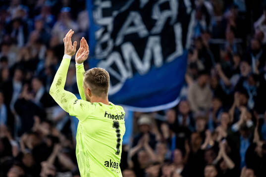 Malmö FFs målvakt Ricardo Friedrich tackar supportrarna