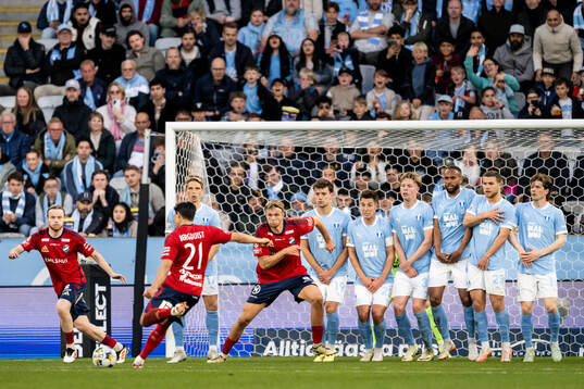 Östers Lukas Bergquist slår en frispark mot Malmö FFs Colin Rösler, Lasse Berg Johnsen, Nils Zätterström, Isaac Kiese Thelin, Gabriel Busanello och Oliver Berg