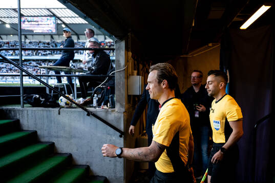 Fotbollsdomaren Kristoffer Karlsson gör entré ihop med linjedomare Mahbod Beigi