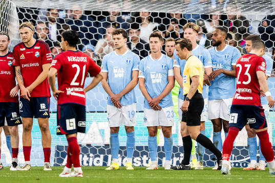 Fotbollsdomaren Kristoffer Karlsson kontrollerar Malmö FFs Colin Rösler, Lasse Berg Johnsen, Nils Zätterström och Isaac Kiese Thelin som står i mur inför en frispark