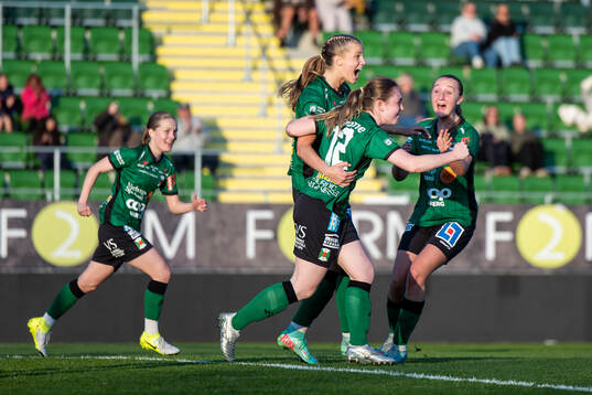 Varbergs spelare jublar efter 2-1 av Amanda Flatum