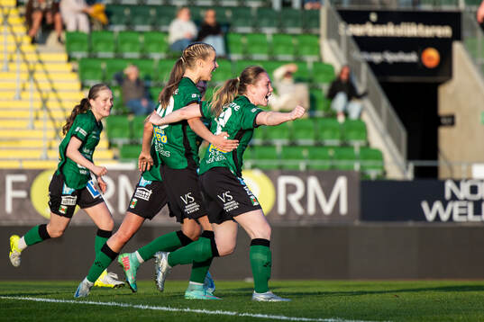 Varbergs spelare jublar efter 2-1 av Amanda Flatum