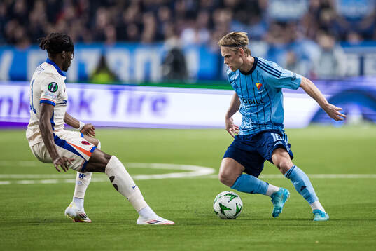Noni Madueke of Chelsea and Tobias Gulliksen of Djurgården