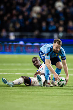 Moises Caicedo of Chelsea and Jacob Une  of Djurgården