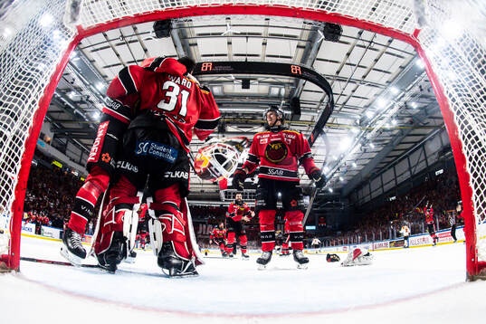 Luleås målvakt Matteus Ward och Marcus Hardegård jublar
