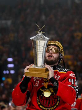 Luleås David Lilja jublar med pokalen