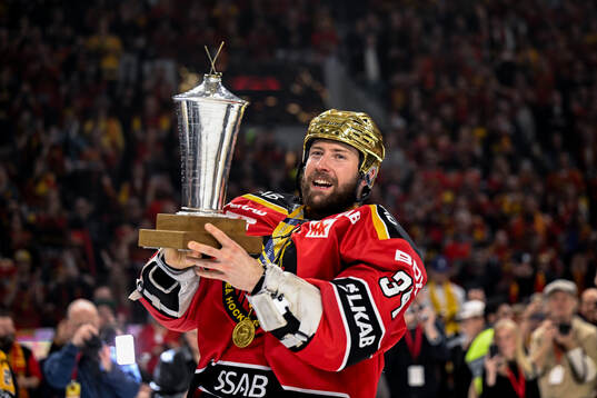 Luleås målvakt Joel Lassinantti jublar med pokalen
