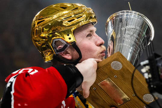 Luleås Jonas Berglund jublar med pokalen