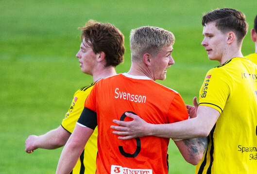 Kristianstads Linus Svensson och IFK Hässleholms Axel Henriksson i matchen i division 2 mellan IFK Hässleholm och Kristianstads FC i Hässleholm 2 maj 2025.