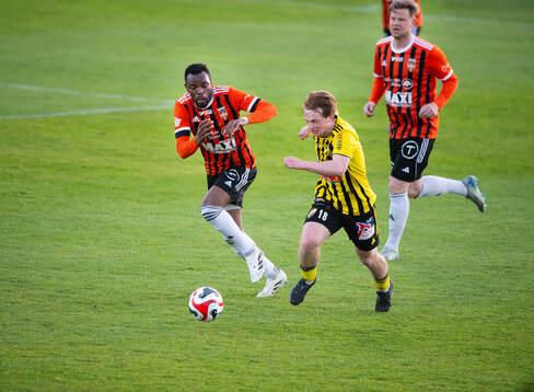 IFK Hässleholms Sam Hegdal och Kristianstads Saikou Jawneh i matchen i division 2 mellan IFK Hässleholm och Kristianstads FC i Hässleholm 2 maj 2025.