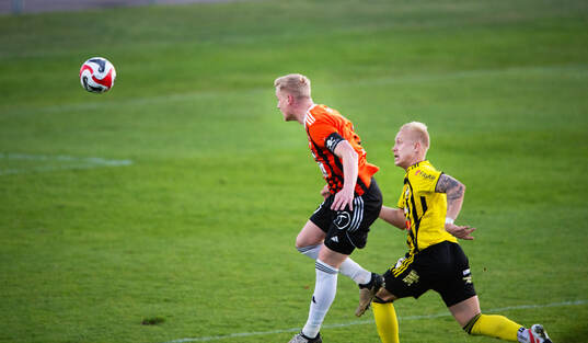 ristianstads Linus Svensson och IFK Hässleholms Alexander Sjöström i matchen i division 2 mellan IFK Hässleholm och Kristianstads FC i Hässleholm 2 maj 2025.