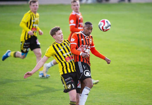 IFK Hässleholms Axel Henriksson och Kristianstads Omar Dampha i matchen i division 2 mellan IFK Hässleholm och Kristianstads FC i Hässleholm 2 maj 2025.