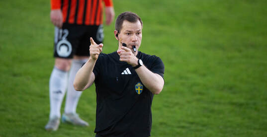 Domaren Toni Galic i matchen i division 2 mellan IFK Hässleholm och Kristianstads FC i Hässleholm 2 maj 2025.