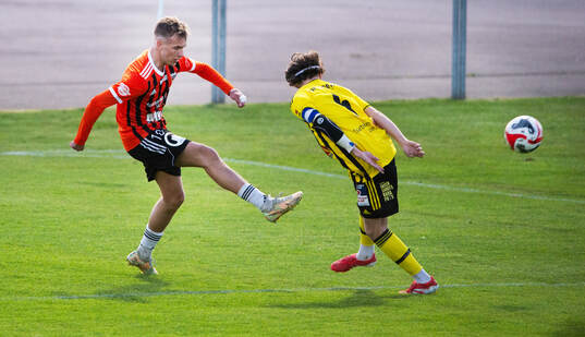 Kristianstads Tim Ströbeck och IFK Hässleholms Gustaf Winroth i matchen i division 2 mellan IFK Hässleholm och Kristianstads FC i Hässleholm 2 maj 2025.