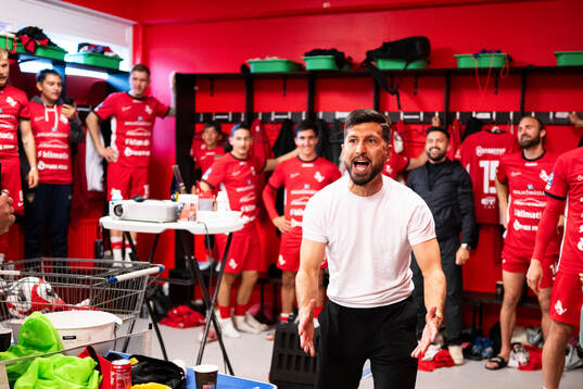 Ariana FCs sportchef Omid Hushmand jublar efter slutsignalen