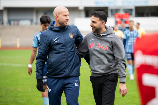 Ariana FCs tränare Mattias Lindström och Ariana FCs ordförande Taher Aziziunder fotbollsmatchen i Ettan södra mellan Ariana FC och Husqvarna FF den 3 maj 2025 i Malmö. 