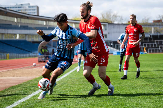 Ariana FCs Oskar Sverrisson och Husqvarna FFs Noel Sernelius