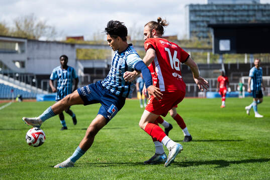 Ariana FCs Oskar Sverrisson och Husqvarna FFs Noel Sernelius