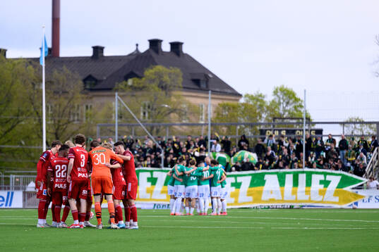 Skövde AIKs och Jönköpings Södras spelare samlas