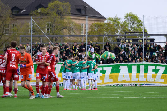 Skövde AIKs och Jönköpings Södras spelare samlas