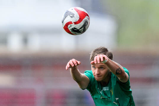 Jönköpings Södras Olle Almström kastar ett inkast