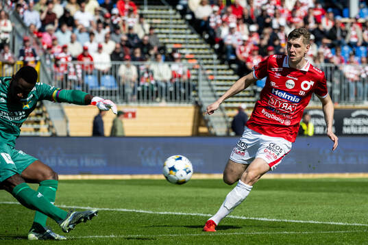 Sirius målvakt Ismael Diawara och Degerfors Adi Fisic