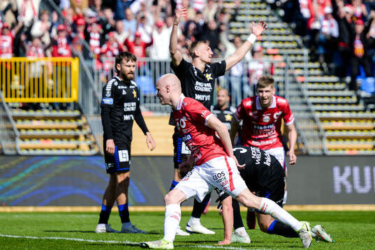 Degerfors Marcus Rafferty jublar efter 1-0