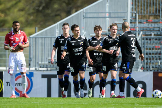 Sirius Leo Walta jublar med lagkamrater efter 1-1