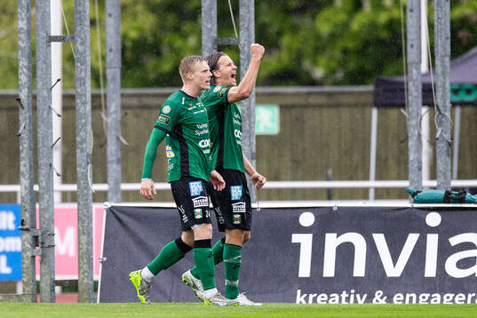 Varbergs Jesper Jonasson Westermark jublar med Emil Hellman efter 1-0