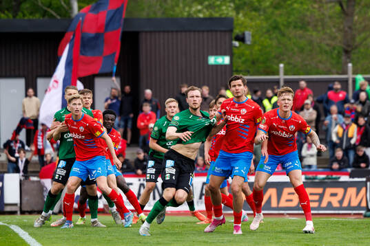 Helsingborgs Benjamin Örn, Wilhelm Loeper och Marcus Gudmann i kamp med Varbergs Niklas Dahlström