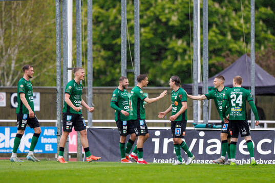 Varbergs spelare jublar efter 1-0 genom Jesper Jonasson Westermark
