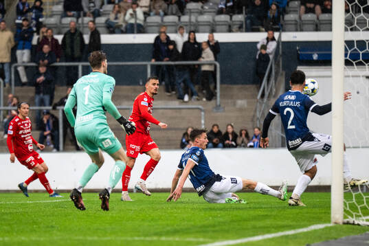 Värnamos Ajdin Zeljkovic gör 4-2 bakom Halmstads Villiam Granath och Bleon Kurtulus