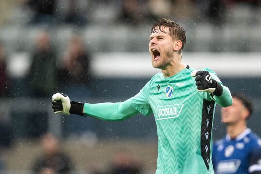 Halmstads målvakt Tim Rönning jublar