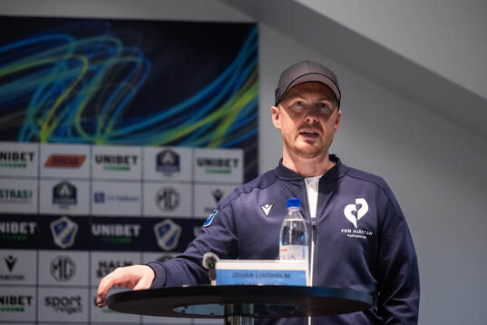Halmstads huvudtränare Johan Lindholm på presskonferensen