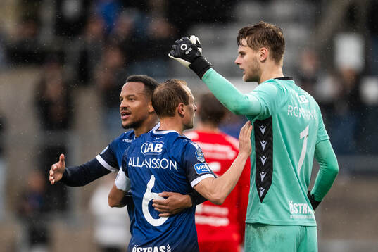 Halmstads Marcus Olsson, Joel Allansson och målvakt Tim