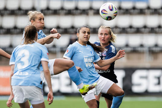 Malmö FFs Mia Persson och Ines Belloumou mot Linköpings Maria Olafsdottir Gros