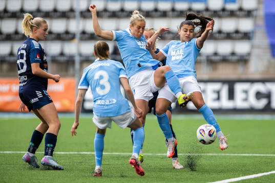Linköpings Lilli Halttunen och Malmö FFs Mia Persson och Ines Belloumou
