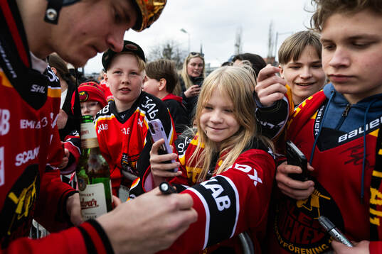 Luleås Marcus Hardegård skriver autograf