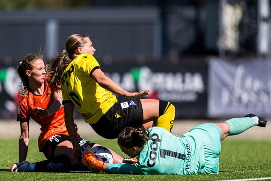 Marie Myhrvold Seim of Åsane, Kamilla Bruhjell and Juliane Pettersen of Start
