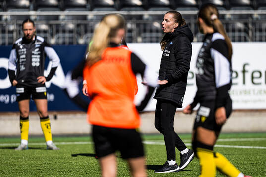 Isabella Hayes Sundby, head coach of Start, ahead of the 1. division football match between Åsane and Start on May 4, 2025 in Bergen.