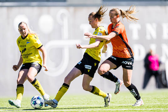 Mette Lorentzen of Start and Marie Myhrvold Seim of Åsane