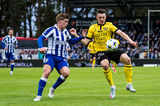 IFK Göteborgs Felix Eriksson och Mjällbys Elliot Stroud