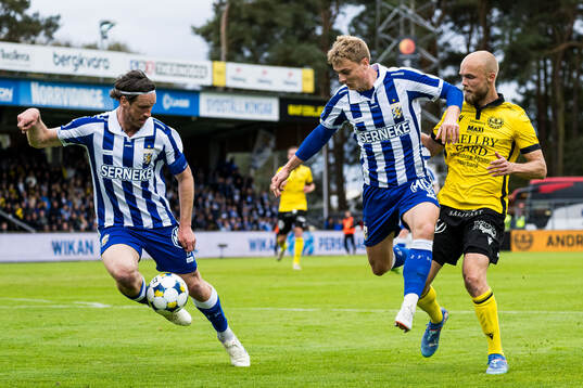 IFK Göteborgs Gustav Svensson och David Kruse och Mjällbys Viktor Gustafson
