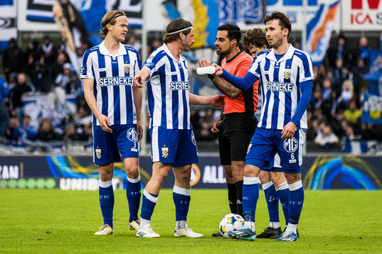 IFK Göteborgs August Erlingmark, Gustav Svensson, Anders Trondsen och Domare Mohammed Al-Hakim