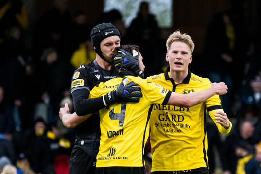 Mjällbys målvakt Noel Törnqvist, Axel Norén och Jacob Kiilerich Rask jublar