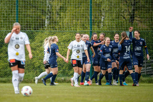 Eskilstuna Uniteds Wilma Öhman jublar med lagkamrater efter 0-1