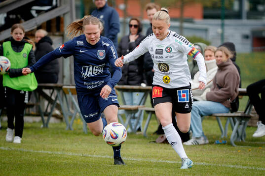 Eskilstuna Uniteds Stina Niklasson och Örebro SKs Nora