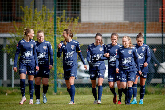 Eskilstuna Uniteds Felicia Rogic gör 1-5 och jublar med Stina Niklasson