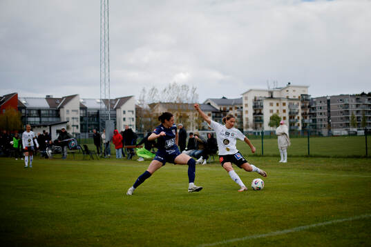 Örebro SKs Grace Wallin och Eskilstuna Uniteds Anna Sutter